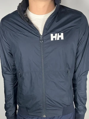 Helly Hansen vindjacka - 👕 Plagg: vindjacka                                                          📏 Storlek: S                                                             🏷️ Märke/Modell: Helly Hansen                                                ✨ Skick: Fint skick                                                        💬 Vid frågor är det bara att skriva!                                                                                          🛍️ Gramenti