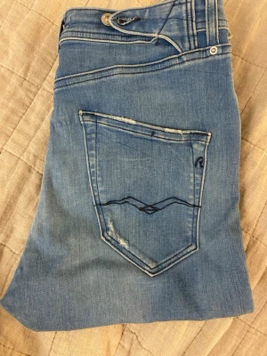 Replay jeans pilar w24 - Säljer ett par ljusblå replays lite skinny och väldigt snygga och har en najs logga på höger ficka bra för sommar och vår. Lite slitningar men det är designen skulle rekommendera för folk ungefär 160-165
