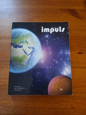 Impuls Fysik 2 - Gleerups - Impuls Fysik 2 är en kursbok för studier på gymnasietnivå. Boken täcker rörelse, krafter, vågor, elektromagnetism och astrofysik. Perfekt för dig som pluggar naturvetenskap eller teknik. Mycket bra skick. Väldigt hjälpsam!