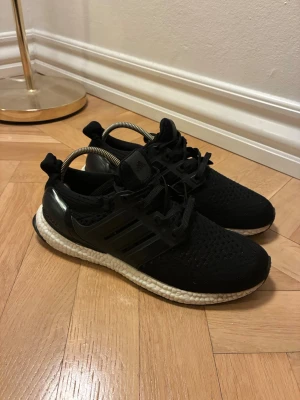 Ultraboost - Tja säljer ett par svart vita ultraboost storlek 41 1/3 såklart äkta ✅ pris kan diskuteras mvh Gabbe