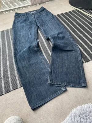 Vintage Bootcut jeans - Ett par riktigt feta vintage bootcut jeans🔥 Storlek W28 L32 Matt: midja 36cm, langd 103,5cm Superfint skick! För dyra? Skicka Prisförslag! Hör gärna av dig vid frågor så svarar jag så fort jag kan!😁