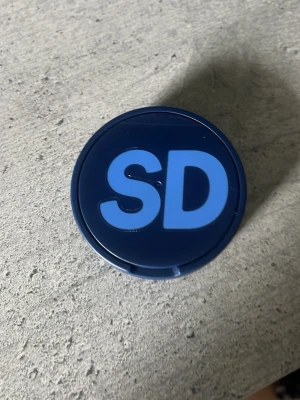 SD snusdosa - Snygg och praktisk snusdosa med SD-loggan. Perfekt för den som vill ha en dosa med SD-motiv.  💰 110 kr/st 🔥 Köper du fler än en: 90 kr/st! 📦 Endast frakt  🔢 4 st kvar.  Skriv för frågor eller fler bilder, aldrig använd