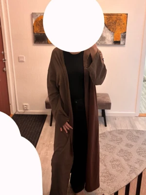 Lång brun cardigan  - Oanvänd lång brun cardigan från shein i storlek M. Säljes då den inte kommer till användning💕