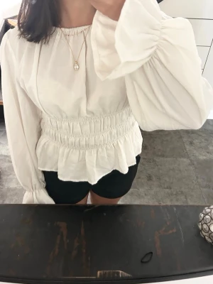 Vit blus - Säljer en söt vit blus som även går att användas som off shoulder topp🩷🎀