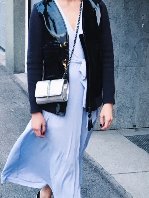 Marni x H&M jacka storlek 38 - Marni x H&M jacka i läder och bomull. Köpt begagnad och har en hel del tecken på användning i lädret och på ärmarna.  Kika gärna på mina andra annonser för bundle.