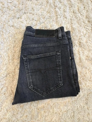 Tiger of Sweden jeans  - Ett par sjysta jeans från Tiger of Sweden i storlek 30/32. Skicket är mycket bra och inga större tecken på användning. Hör av er vid frågor ✌️Kom gärna med prisförslag 💸