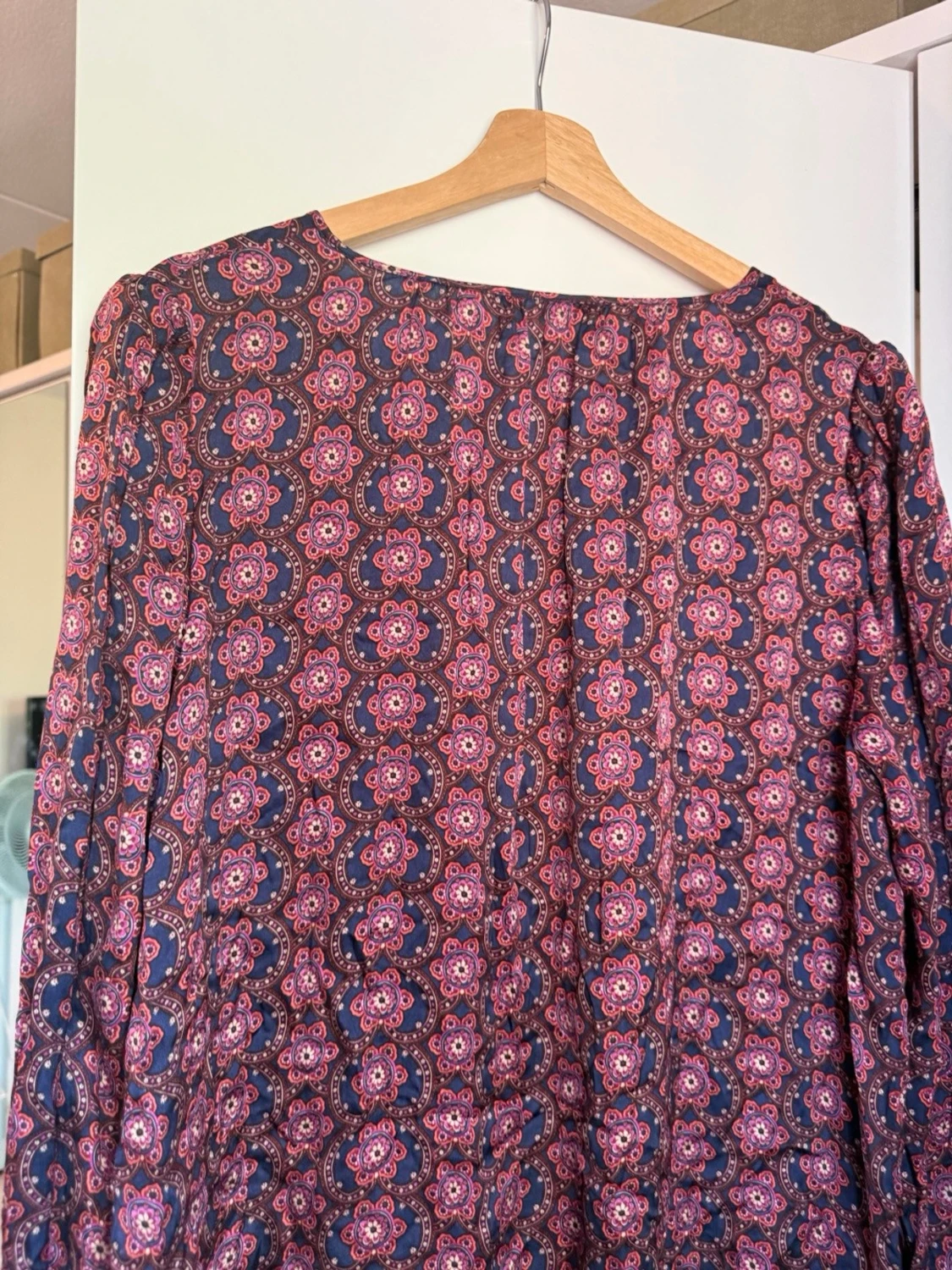 Mönstrad blus i vinrött och lila - 6