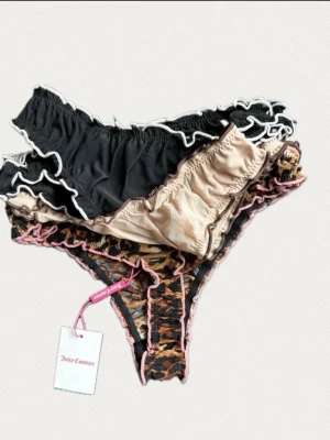 3-pack Juicy Couture stringtrosor i S. - 3-pack lätt genomskinliga leopardmönstrad stringtrosor i 3 färger och mönster från Juicy Couture. Plomberade. 