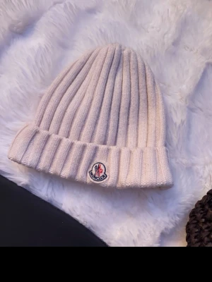 Moncler mössa - Krämvit moncler mössa, i gott skick!