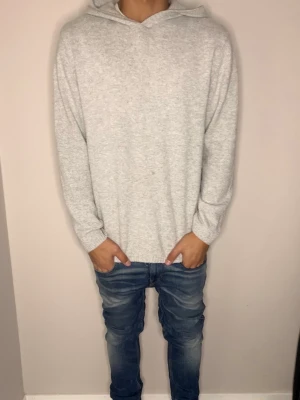 Stickad tröja  - Säljer en stickad tröja i storlek S, står storlek 170 men sitter som S. Hör av dig vid funderingar 🌟🙌