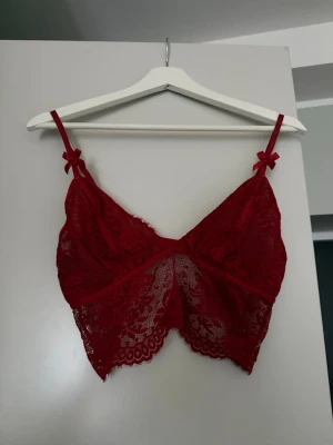Spetsbh/Topp - Hunkemöller - Säljes då den inte används! Har endast provat denna en gång för lääängesen och sen har den tyvärr bara legat i garderoben. 😁 Skulle säga att den är normal i storleken. 🌸