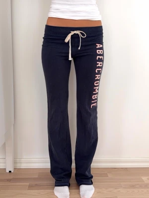 Abercrombie & fitch lågmidjade byxor  - Frakt 24h. Passar även XS. 