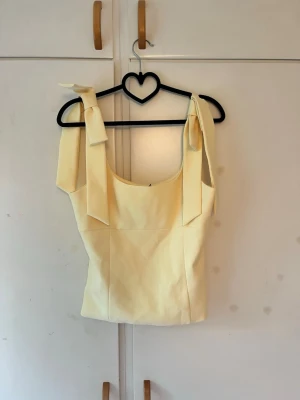 Topp Zara - En skit söt populär topp från Zara med rosetter, helt oanvänd och med pris lappen kvar