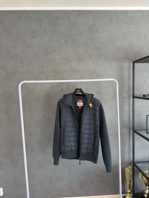 Parajumpers jacka - Skön jacka från Parajumpers i storlek S/M perfekt för höst/vår bruk.                                                         Modell: ILLUGA.                     Skick 9/10✅