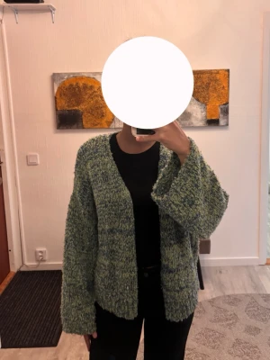 Grön cardigan - Oanvänd grön cardigan från Shein i storlek S💕