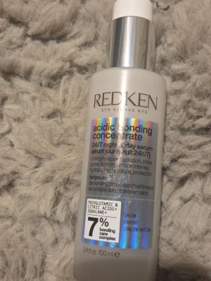 Redken Acidic Bonding Concentrate serum - Redken Acidic Bonding Concentrate 24/7 Night & Day Serum. Stärker, reparerar, återfuktar, ger glans och skydd. Formulerad för krävande, behandlat hår. Innehåller polyglutaminsyra, citronsyra och squalane.  Redken Acidic Bonding Concentrate 24/7 Night & Day Serum är ett koncentrat för hår. Produkten är framtagen för att ge styrka, reparation, återfuktning, glans och skydd. Den innehåller 7% bonding care complex med polyglutaminsyra, citronsyra och squalane. Volymen är 100 ml. Taget kanske 20%.