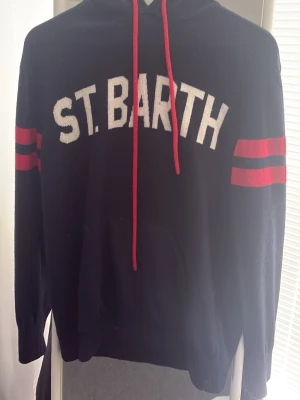 ST. BARTH Hoodie - Storlek S skick 9/10. Snygg mörkblå St Barth Hoodie i ull material!🙌