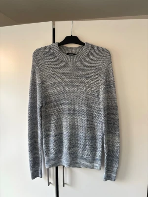 Jättefin j.lindeberg stickad tröja M - Väldigt snygg populär och trendig j.lindeberg stickad tröja i storlek M. Grym passform och jättefint skick. Perfekt nu till hösten och tveka inte vid minsta fråga eller fundering!