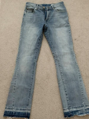 Ljusblåa flared jeans - Säljer ett par flared jeans från Bershka, den är i storlek EUR 34 (kan skicka mått eller bild för referens) Den är använd fåtal gånger, i princip i nytt skick.