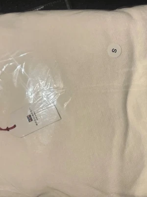 MOOJIMOOJI Hoodie Cream/Off White – Oöppnad – Strl S - Helt ny och oöppnad MOOJIMOOJI hoodie i snygg cream/off-white färg, storlek S. Fortfarande kvar i originalförpackningen och aldrig använd.  Väldigt clean och minimalistisk hoodie med oversized/streetwear-inspirerad look. Perfekt året runt och lätt att matcha med jeans, kostymbyxor eller sweatpants.  📦 Helt ny / oöppnad 🏷️ Tags kvar 📏 Storlek S 📦 Skickas snabbt 👕 Fler märkesplagg finns på profilen – paketpris vid köp av flera!