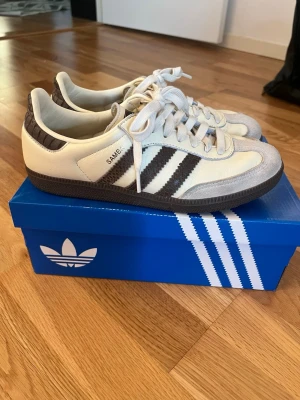 Adidas Samba OG - Supersnygga adidas samba, endast använda fåtal gånger. De är smått missfärgade vid mockan av jeans vilket syns på bilderna men annars inga defekter. Storlek 38 2/3 💕💕