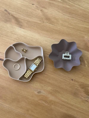 Smycket fat - Säljer 2 stycken smyckes fat, kan sälja den stora enskilt för 200kr. Båda för 250kr. Nyskick 🥰