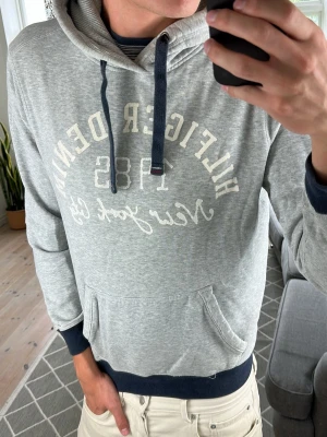 Vintage Hoodie Tommy Hilfiger  - Super snygg hoodie med vintage look! Perfekt nu under sommaren. Mått: A:52 B:50 C:40 D:60 (cm) Skriv vid fundering 😇🙌