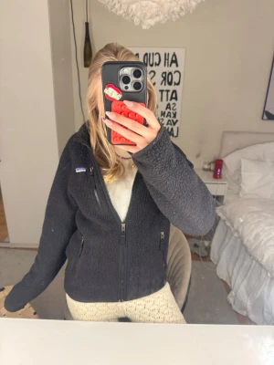 Patagonia fleece  - Säljer min jätte fina flecce från patagonia eftersom jag inte använder den löngre, bra skick förutom att den är lite sliten vid ärmarna (se bild 6) men går nog att sy ihop, sen är den lite urtvättad så den är inte lika mjuk längre som den var när jag köpte den💓