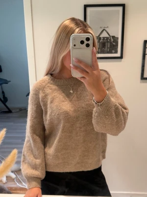 Beige stickad tröja - Ljusbrun/beige stickad tröja från VILA🤎 Märkt storlek L men passar ungefär S, beroende på hur man vill att den ska sitta. Använd fåtal gånger och i fint skick. Mysig och perfekt till hösten/vintern 🍂