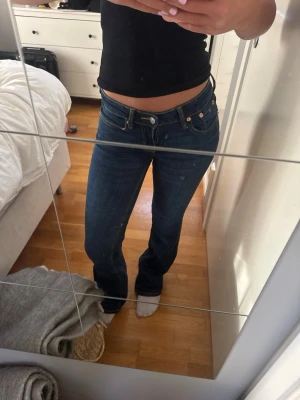 Mörkblå lågmidjade bootcut jeans  - Säljer ett par mörkblå bootcut jeans med låg midja och klassisk femficksdesign. Knappt använda.