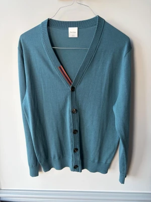 Paul Smith kofta/cardigan - Snygg blå cardigan/kofta från Paul Smith i nyskick. Storlek : M men kan också passa S. Nypris 2499kr mitt pris 899kr