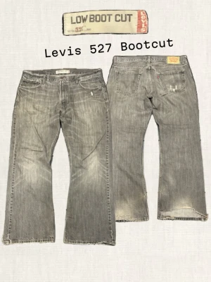 Levis 527 Bootcut grå jeans - Grå bootcut jeans från Levis modell 527 med låg midja och klassisk femficksdesign. Jeansen har slitna detaljer och fransade benslut för en avslappnad look. Tillverkade i denim med en tvättad finish som ger en cool vintagekänsla.