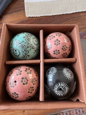 Fyra dekorativa keramikkulor - Säljer ett set med fyra handmålade keramikbollar i olika färger: turkos, svart och två i rosa. Alla har unika blommönster i svart eller vitt och kommer i en fin presentförpackning. Perfekta som dekoration i hemmet eller som gåva. Kolla gärna mina andra annonser❗️