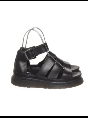 Svarta chunky lädersandaler - Svarta Doc Martens-sandaler med breda remmar och chunky sula. Coola till en alternativ sommar-look! 