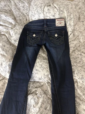 Mörkblå True Religion jeans - Snygga mörkblå jeans från True Religion i storlek 24. Använda men är ändå i fint skick. Snabb affär!💓