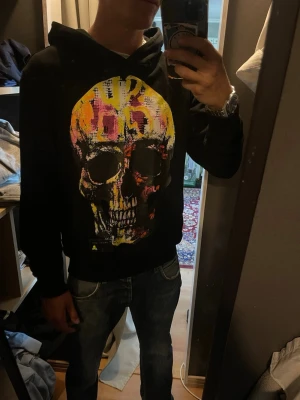 Philipp Plein hoodie  - Säljer min Philipp Plein hoodie och modell på bilden är 186cm skulle säga den passar M/L