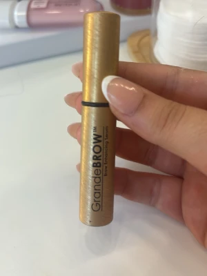 GrandeBROW ögonfransserum guld - Snyggt ögonfransserum från GrandeBROW i en lyxig guldfärgad tub. Kommer med en smal borste för enkel applicering. Perfekt för dig som vill boosta dina fransar och få ett fylligare intryck. Tuben är i metall-look och känns exklusiv.1,5ml