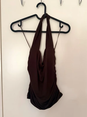 Gina Tricot topp - En brun topp från Gina Tricot i storlek S, helt ny med prislapp!