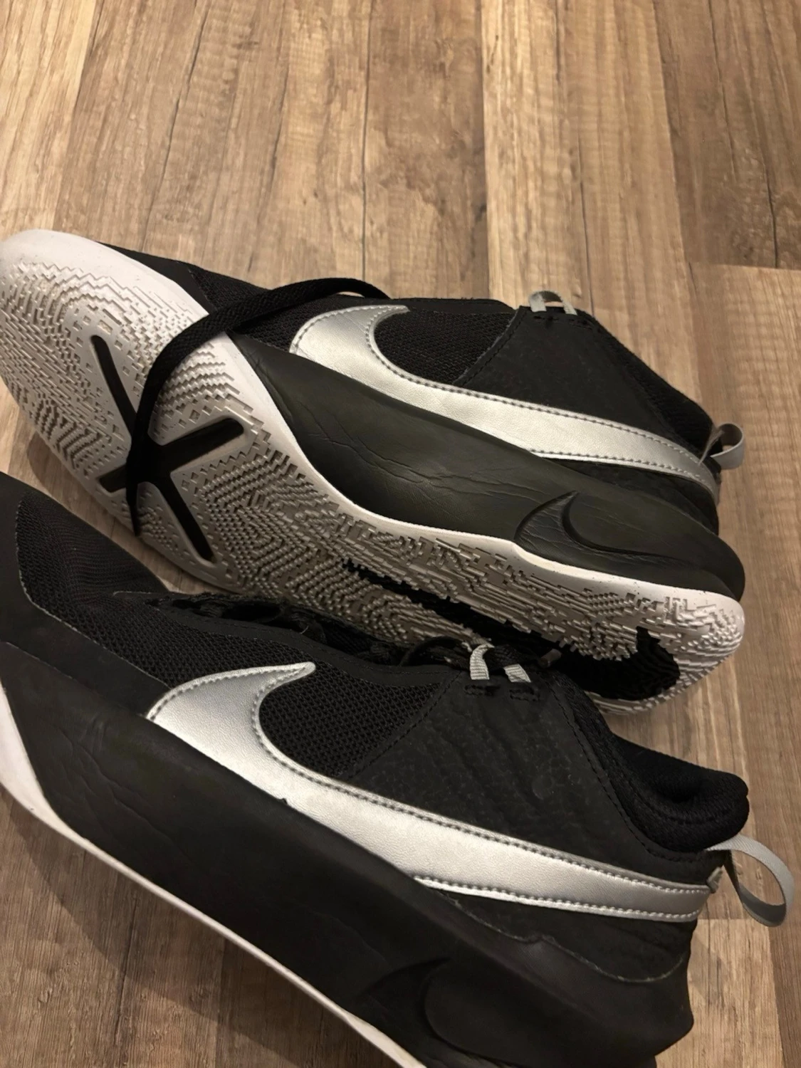 Svarta sneakers med grå detalj - 2