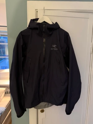 Arcteryx beta SL jacka - Snygg mörkblå jacka från arcteryx med gore-tex, köpt på naturkompaniet i Östersund 2023. Säljer då den sitter för tajt, så är öppen för att byta mot en annan beta SL storlek large. Säljer så billigt för jag saknar kvitto. 