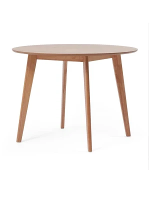 Runt matbord i ljust trä - Snyggt runt matbord i ljust trä med minimalistisk design och fyra snedställda ben. Bordet har en slät bordsskiva och passar perfekt till köket eller vardagsrummet. Materialet är trä och färgen är naturligt träfärgad.