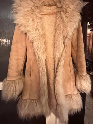 H&M beige kappa, storlek 34 - H&M beige kappa, storlek 34  Ett spänne är skadat så det är lite kortare men det fungerar fortfarande bra. Allt annat är i superbra skick.