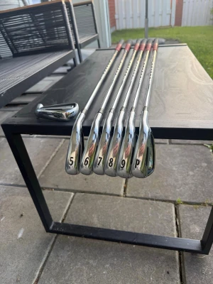 Titleist AP2 714 järnset golfklubbor 5-p - Säljer ett set med Titleist AP2 714 järnklubbor, 5-P. Perfekt för dig som är i lägre handicap. Det är stiffskaft som passar dig som svingar snabbt.