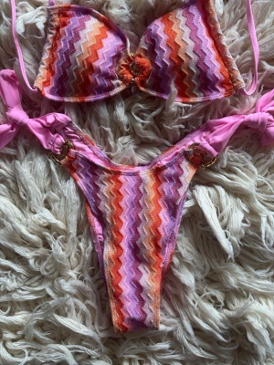 Bikini missoni inspirerat mönster - Bikini med Missoni inspirerat zig zag mönster 🌺Fina gulddetaljer, justerbara axelband och inlägg som går att ta ut 🧡ny och oanvänd!