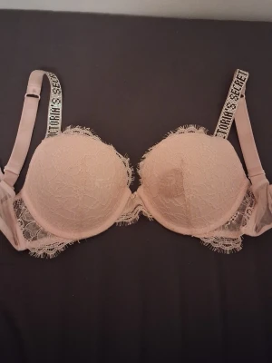 Rosa Victorias Secret BH - Ljusrosa Victorias Secret bh köpt på vinted, den har en fläck som man kan se på bilden (vet inte av vad) Strl 34C/75C. Skriv för fler bilder eller för att diskutera pris!🩷