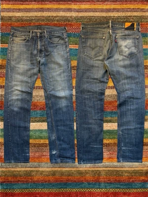 *Straight fit* Levi’s 505 - Ett par extremt snygga Levi’s jeans med en trevlig wash! Modellen kallas 505 och är rak! Storlek 32/34, utgå från måtten på sista bilden. Hör av dig vid frågor! 