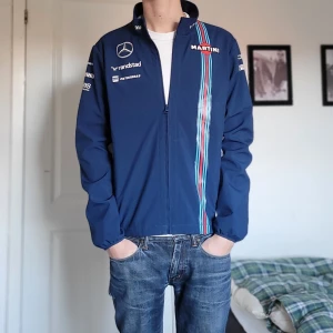 Martini Racing jacka - Extremt fet F1 martini racing jacka! Bra skick, inga stora tecken på användning. Storlek L, modellen är 185! Fleece/softshell material!