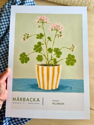 Pelargon A3 poster - Egendesignad A3-poster i samarbete med en annan konstnär, där klassisk nordisk design möter ett lekfullt, modernt uttryck. Tryckt på högkvalitativt premiumpapper med lång hållbarhet. ​• Storlek: A3 (säljs utan ram) • Färgskala: Blå, gröna och mjukt grå toner med varma detaljer • Skick: Nytryckt och i nyskick • Passar perfekt för: Kök, matplats eller dig som älskar skandinavisk formgivning