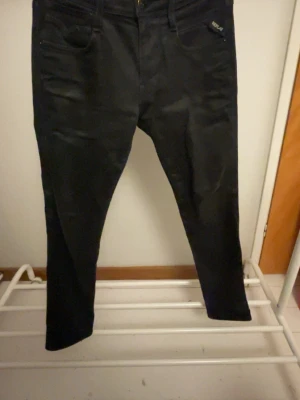 Svarta skinny jeans replay - Säljer ett par svarta skinny jeans med hög midja och klassisk femficksdesign. Jeansen har smal passform hela vägen ner och är tillverkade i ett stretchigt material för extra komfort. Perfekta till en avslappnad eller trendig look. Replay. Skriv vid minsta fundering. W28 L30