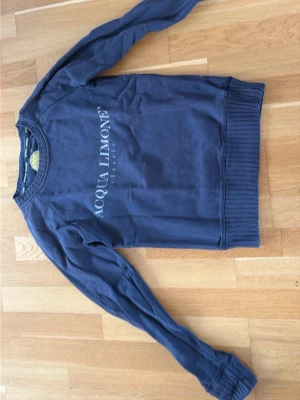 Mörkblå sweatshirt Acqua Limone - Säljer denna fina mörkblåa aqua limone tröjan eftersom att den blivit för liten för mig💞 den är i mycket bra skick, skriv vid minsta fundering, pris kan diskuteras💕